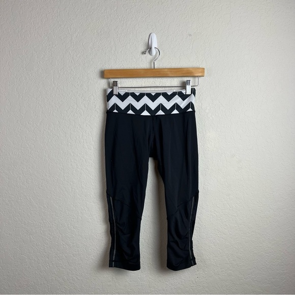 Lululemon Run For Your Life Crop Leggings Chevron - Picture 2 of 15
